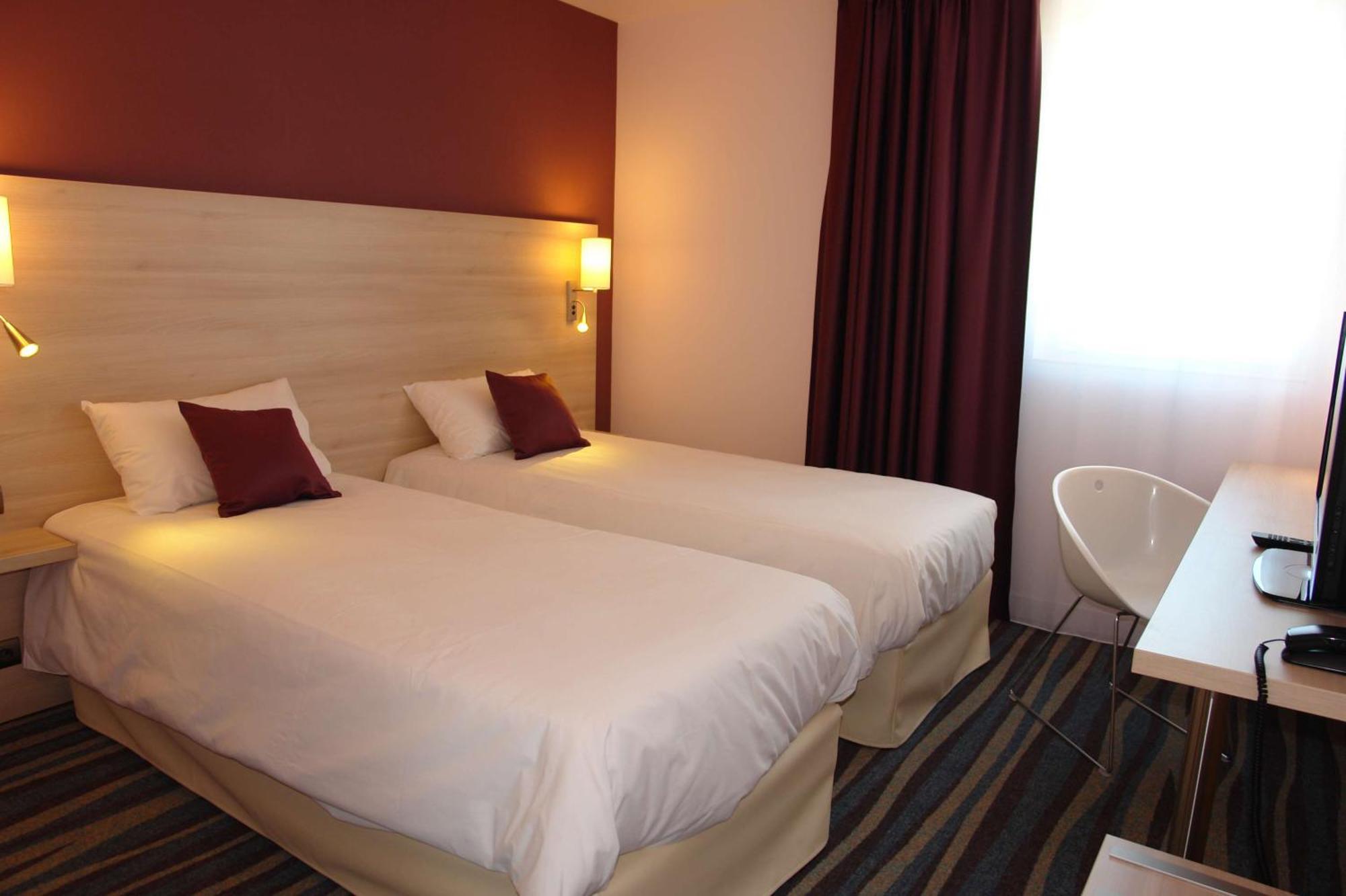 Brit Hotel Vendee Mer Les Achards  ภายนอก รูปภาพ